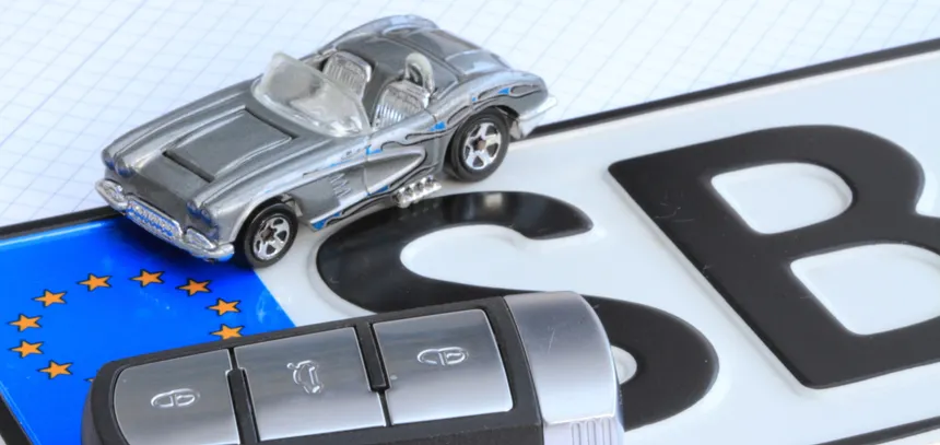 Fahrzeugkennzeichen und Autoschlüssel – MK Zulassung